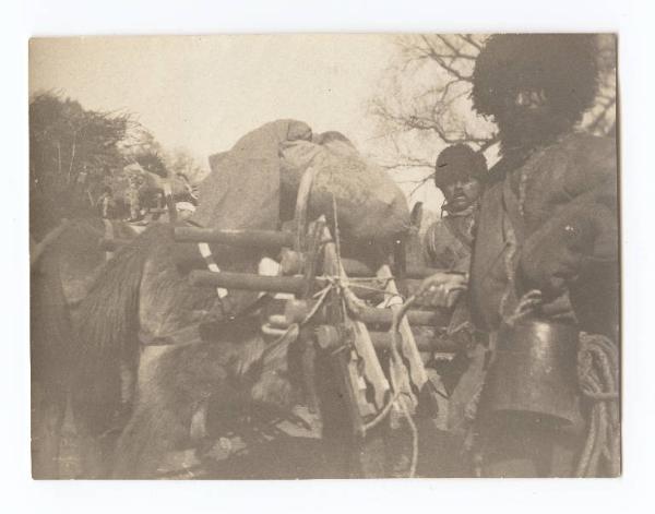 Guerra russo-giapponese - Russia - Manciuria - Mulo con carico di picconi condotto da soldato del Genio dell'esercito russo