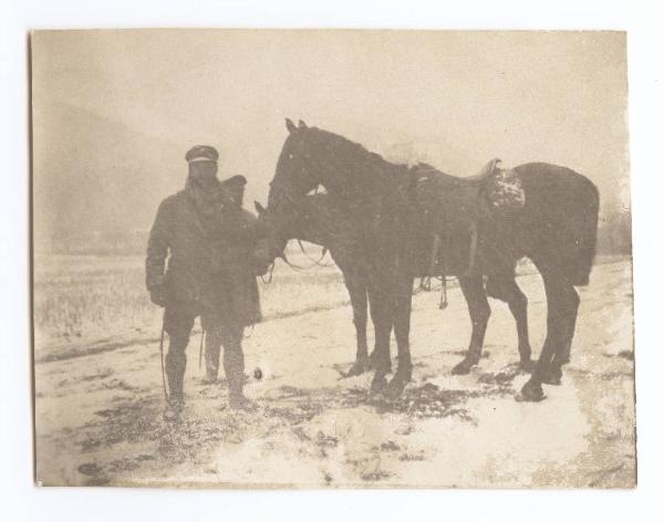 Guerra russo-giapponese - Ritratto maschile - Militare - Tenente di Vascello italiano Filippo Camperio col proprio cavallo in una tormenta di neve - Russia - Manciuria