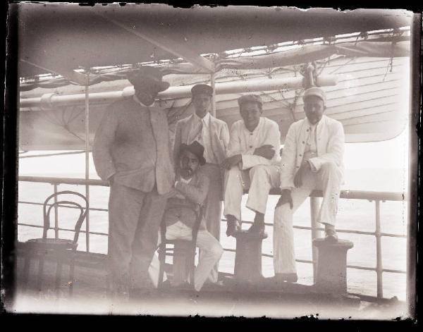 Ritratto di gruppo maschile - Manfredo Camperio, Giulio Camperio e tre uomini sul ponte del piroscafo Bormida