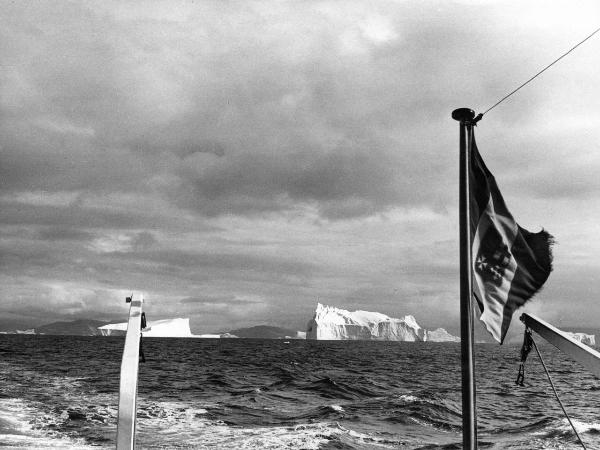 Groenlandia occidentale - Nord dell'Oceano Atlantico - Baia di Baffin? - Icebergs - Particolare di imbarcazione - Pennone di bandiera
