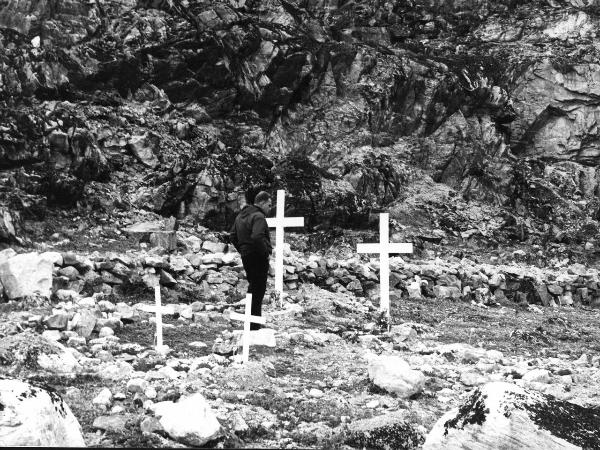 Groenlandia occidentale - Nord dell'Oceano Atlantico - Stretto di Davis - Fiordo di Uummannaq - Comune di Qaasuitsup - Villaggio - Uummannaq - Cimitero - Croci - Monzino, Guido / Ritratto - Monzino, Guido - Groenlandia occidentale - Nord dell'Oceano Atlantico - Stretto di Davis - Fiordo di Uummannaq - Comune di Qaasuitsup - Villaggio - Uummannaq - Cimitero - Croci