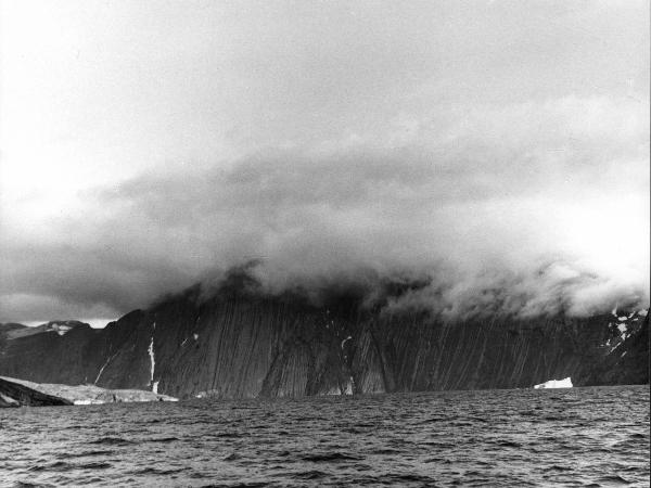 Groenlandia occidentale - Nord dell'Oceano Atlantico - Baia di Baffin? - Nuvole