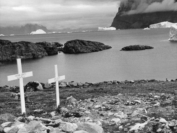 Groenlandia occidentale - Nord dell'Oceano Atlantico - Baia di Baffin - Comune di Qaasuitsup - Villaggio - Uummannaq - Cimitero - Croci - Alzeetta, Giovanni - Fouquet, André