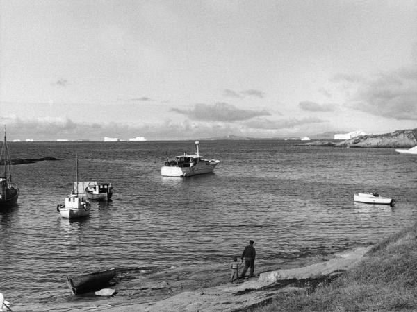 Groenlandia occidentale - Nord dell'Oceano Atlantico - Baia di Baffin - Comune di Qaasuitsup - Villaggio - Upérnavik - Porto - Barche - "Franz Terzo" - Uomo - Bambino