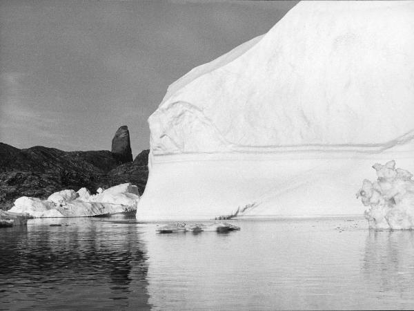 Groenlandia occidentale - Nord dell'Oceano Atlantico - Baia di Baffin - Comune di Qaasuitsup - Isola di Kuvdlorssuaq - Montagna - Pollice del Diavolo - Iceberg