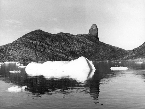 Groenlandia occidentale - Nord dell'Oceano Atlantico - Baia di Baffin - Comune di Qaasuitsup - Isola di Kuvdlorssuaq - Montagna - Pollice del Diavolo - Icebergs