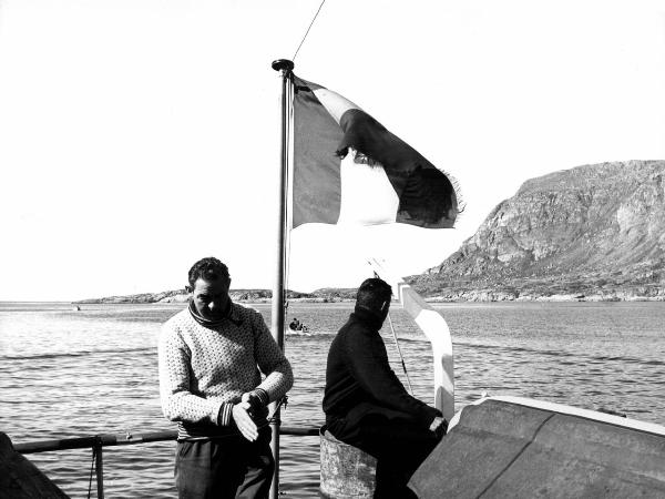 Groenlandia occidentale - Nord dell'Oceano Atlantico - Baia di Baffin? - Barca - "Franz Terzo" - Pennoni di bandiera - Uomini - Pellissier, Camillo