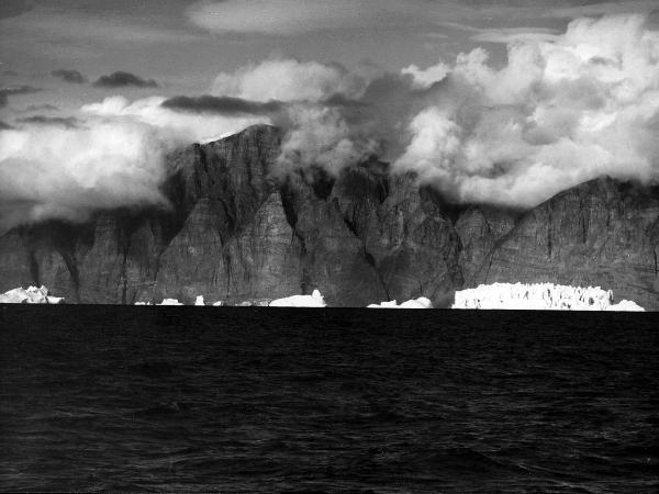 Groenlandia occidentale - Nord dell'Oceano Atlantico - Baia di Baffin? - Montagne - Icebergs