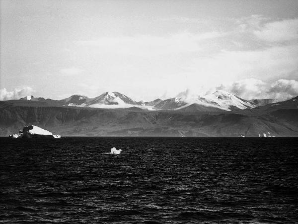 Groenlandia occidentale - Nord dell'Oceano Atlantico - Baia di Baffin? - Montagne - Icebergs