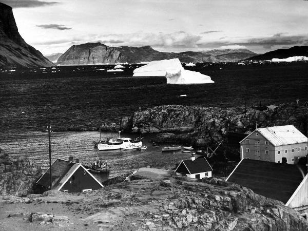 Groenlandia occidentale - Nord dell'Oceano Atlantico - Baia di Baffin - Comune di Qaasuitsup - Villaggio - Uummannaq - Porto - Barca - "Franz Terzo" - Case - Icebergs