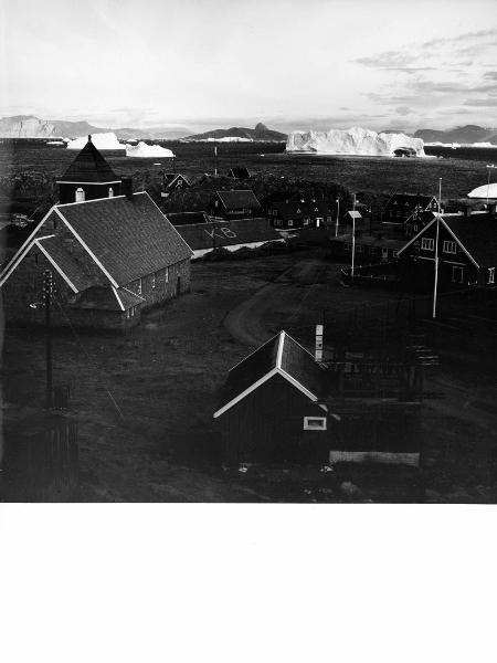 Groenlandia occidentale - Nord dell'Oceano Atlantico - Baia di Baffin - Comune di Qaasuitsup - Villaggio - Uummannaq - Case - Chiesa - Icebergs