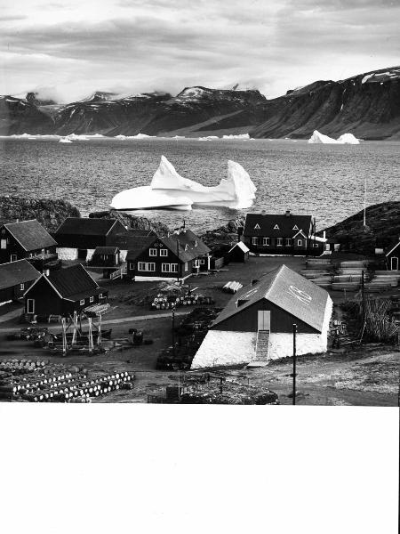 Groenlandia occidentale - Nord dell'Oceano Atlantico - Baia di Baffin - Comune di Qaasuitsup - Villaggio - Uummannaq - Case - Botti - Assi - Icebergs