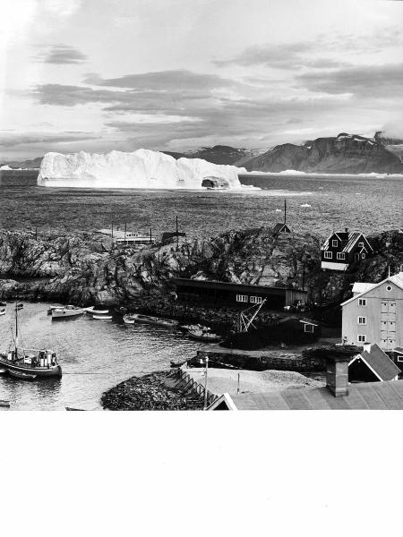 Groenlandia occidentale - Nord dell'Oceano Atlantico - Baia di Baffin - Comune di Qaasuitsup - Villaggio - Uummannaq - Porto - Barche - Case - Iceberg