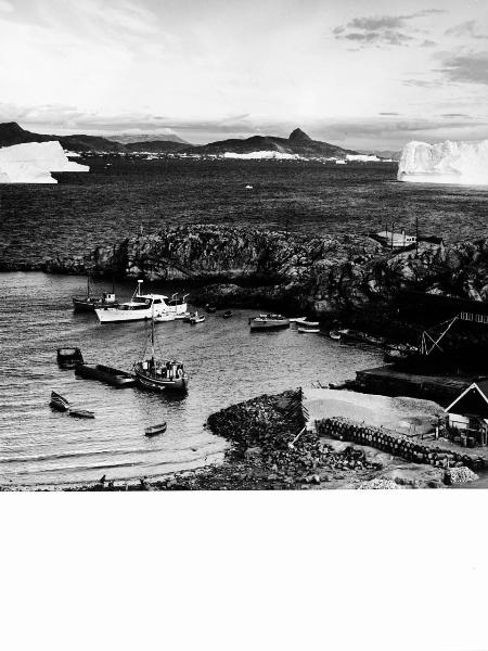 Groenlandia occidentale - Nord dell'Oceano Atlantico - Baia di Baffin - Comune di Qaasuitsup - Villaggio - Uummannaq - Porto - Barche - Case - Botti - Icebergs