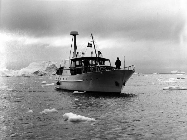 Groenlandia occidentale - Nord dell'Oceano Atlantico - Baia di Melville - Barca - "Franz Terzo" - Uomini - Icebergs