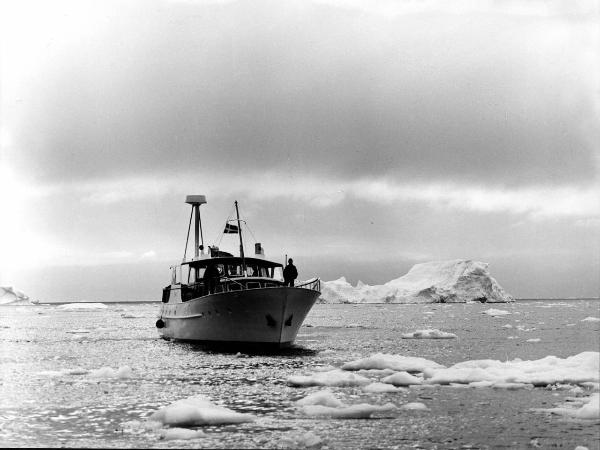 Groenlandia occidentale - Nord dell'Oceano Atlantico - Baia di Melville - Barca - "Franz Terzo" - Uomini - Icebergs