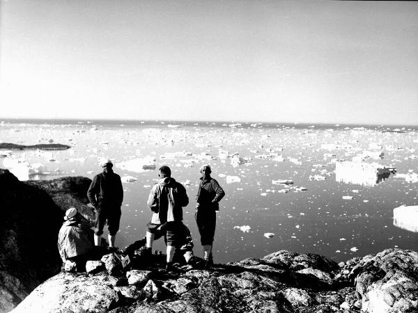 Ritratto di gruppo - Bich, Jean - Monzino, Guido - Pession, Pierino - Groenlandia occidentale - Nord dell'Oceano Atlantico - Baia di Baffin - Comune di Qaasuitsup - Isola di Kuvdlorssuaq - Montagna - Pollice del Diavolo - Icebergs