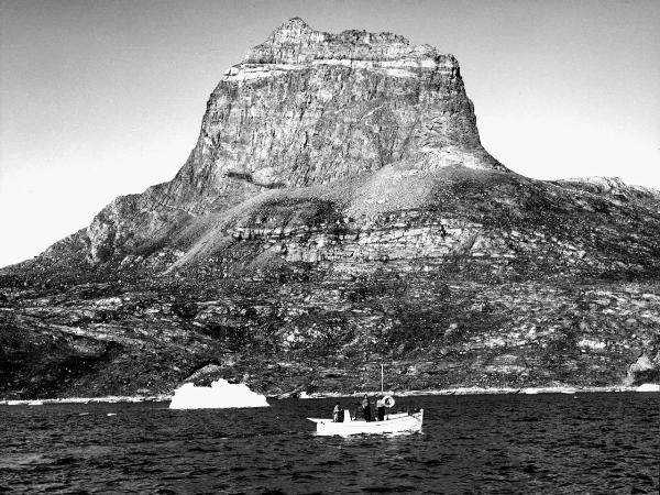 Groenlandia occidentale - Nord dell'Oceano Atlantico - Baia di Baffin - Comune di Qaasuitsup - Isola di Kuvdlorssuaq - Montagna - Pollice del Diavolo - Barca