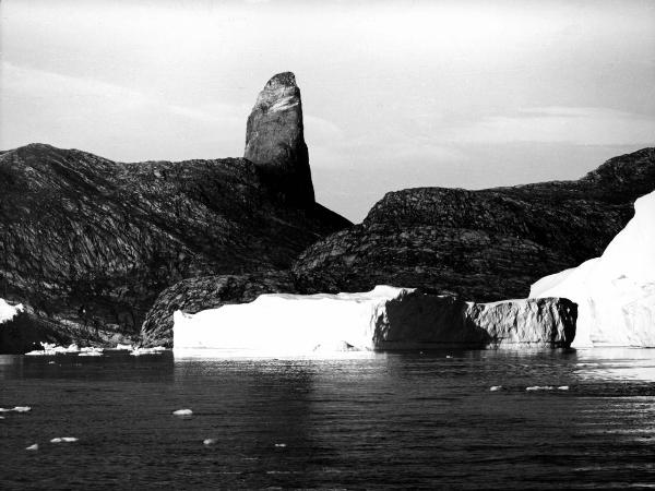 Groenlandia occidentale - Nord dell'Oceano Atlantico - Baia di Baffin - Comune di Qaasuitsup - Isola di Kuvdlorssuaq - Montagna - Pollice del Diavolo - Icebergs