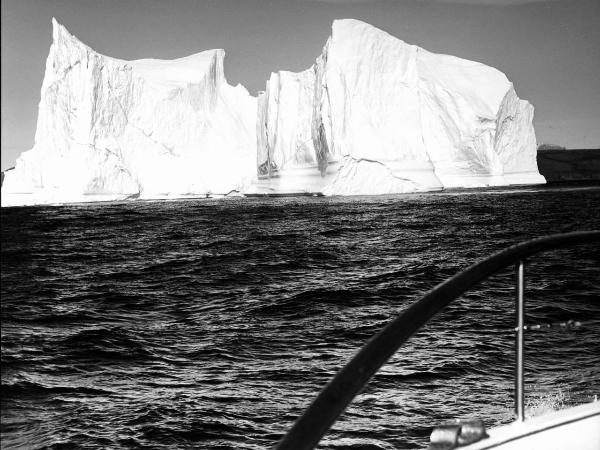 Groenlandia occidentale - Nord dell'Oceano Atlantico - Baia di Baffin? - Icebergs - Particolare di imbarcazione