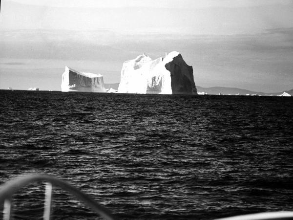 Groenlandia occidentale - Nord dell'Oceano Atlantico - Baia di Baffin? - Particolare di imbarcazione - Icebergs