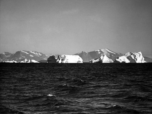 Groenlandia occidentale - Nord dell'Oceano Atlantico - Baia di Baffin? - Icebergs - Montagne
