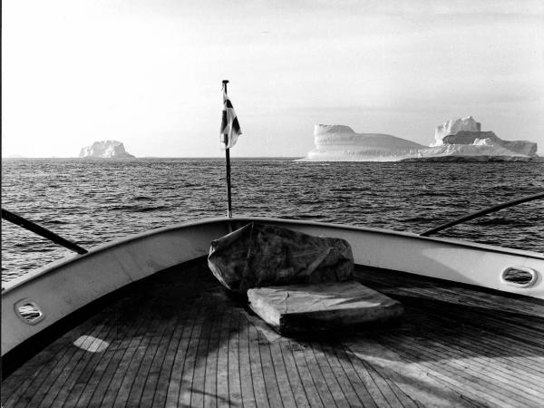 Groenlandia occidentale - Nord dell'Oceano Atlantico - Baia di Baffin? - Barca - "Franz Terzo" - Prua - Pennone di bandiera - Icebergs