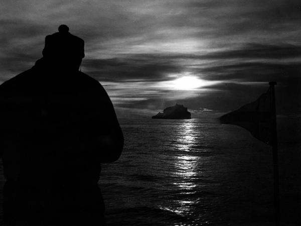 Groenlandia occidentale - Nord dell'Oceano Atlantico - Baia di Baffin? - "Sole di Mezzanotte" - Particolare di imbarcazione - Pennone di bandiera - Icebergs - Uomo - Fantin, Mario?
