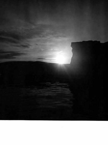 Groenlandia occidentale - Nord dell'Oceano Atlantico - Baia di Baffin? - "Sole di Mezzanotte" - Icebergs - Montagne