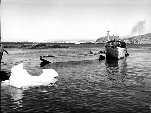 Groenlandia occidentale - Nord dell'Oceano Atlantico - Baia di Baffin - Comune di Qaasuitsup - Villaggio - Uummannaq? - Porto - Barca - "Franz Terzo"