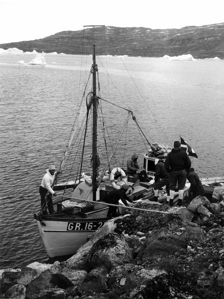 Groenlandia occidentale - Nord dell'Oceano Atlantico - Baia di Baffin - Comune di Qaasuitsup - Isola di Kuvdlorssuaq - Battello rompighiaccio - "GR. 16 - 22" - Uomini