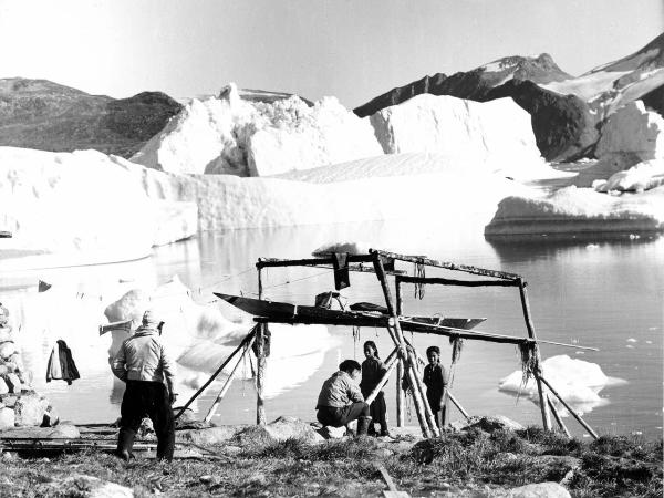 Groenlandia occidentale - Nord dell'Oceano Atlantico - Baia di Baffin - Comune di Qaasuitsup - Isola di Kuvdlorssuaq - Villaggio - Kuvdlorssuaq - Eschimesi - Struttura per canoe - Canoa - Icebergs