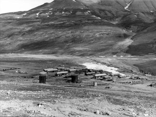 Groenlandia orientale - Mare di Groenlandia - Kong Oscar Fjord - Scoresby Land - Mesters Vig - Miniera - "Nordisk Mineselskab A.S." - Case - Baracche