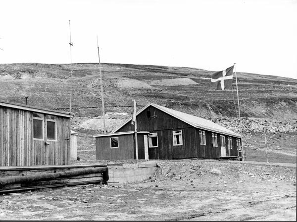 Groenlandia orientale - Mare di Groenlandia - Kong Oscar Fjord - Scoresby Land - Mesters Vig - Miniera - "Nordisk Mineselskab A.S." - Casa - Bandiera danese