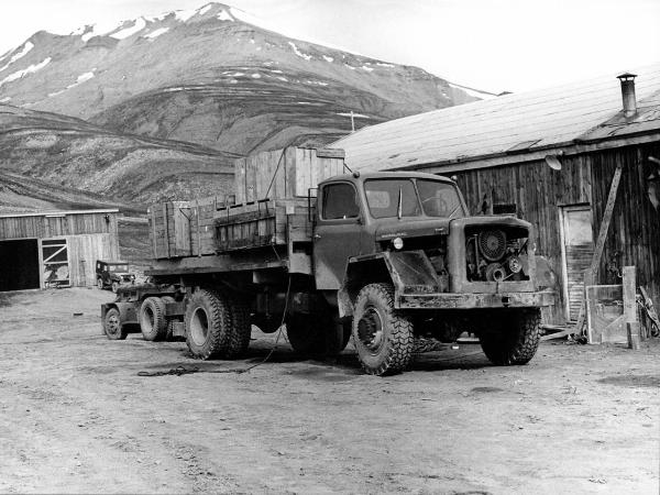 Groenlandia orientale - Mare di Groenlandia - Kong Oscar Fjord - Scoresby Land - Mesters Vig - Miniera - "Nordisk Mineselskab A.S." - Camion - Casse - Case