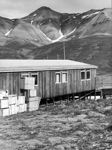 Groenlandia orientale - Mare di Groenlandia - Kong Oscar Fjord - Scoresby Land - Mesters Vig - Miniera - "Nordisk Mineselskab A.S." - Casa