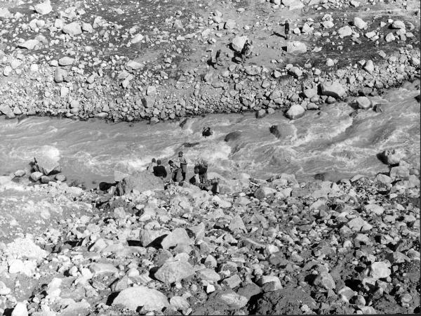 Groenlandia orientale - Mare di Groenlandia - Kong Oscar Fjord - Scoresby Land - Alpi Stauning - Vallata - Skeldal - Torrente - Tunnelelv - Apinisti