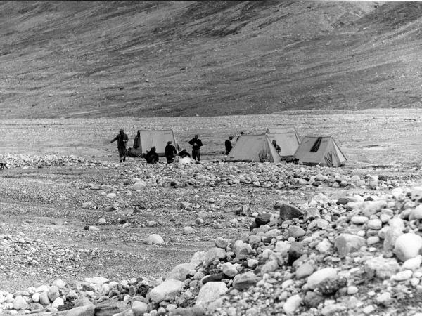 Groenlandia orientale - Mare di Groenlandia - Kong Oscar Fjord - Scoresby Land - Alpi Stauning - Vallata - Skeldal - Campo base - Tende - Alpinisti