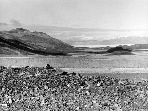 Groenlandia orientale - Mare di Groenlandia - Kong Oscar Fjord - Scoresby Land - Alpi Stauning - Vallata - Skeldal - Torrente - Tunnelelv - Morena