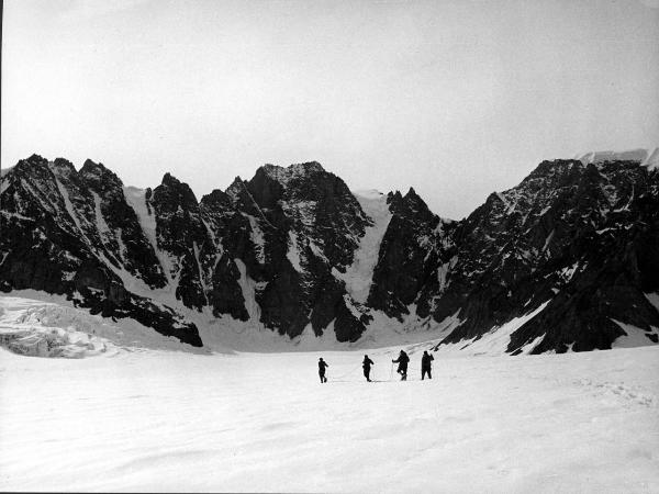 Groenlandia orientale - Mare di Groenlandia - Kong Oscar Fjord - Scoresby Land - Alpi Stauning - Ghiacciaio - Bersaerker - Montagne - "Grandes Jorasses" - Alpinisti