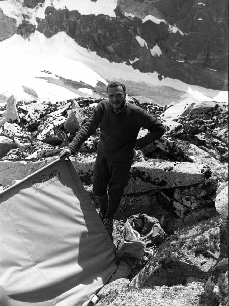 Ritratto - Uomo - Monzino, Guido - Patagonia cilena - Provincia di Ultima Esperanza - Ande patagoniche - Massiccio del Paine - Torri del Paine - Campo 4? - Tenda "Ettore Moretti"