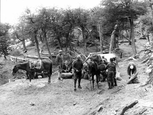 Patagonia cilena - Provincia di Ultima Esperanza - Ande patagoniche - Massiccio del Paine - Paine principale - Campo base - Uomini - Carrel, Marcello - Gobbi, Toni - Pession, Pierino - Cavalli