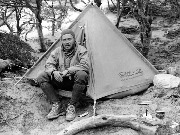 Ritratto - Uomo - Alpinista - Monzino, Guido - Patagonia cilena - Provincia di Ultima Esperanza - Ande patagoniche - Massiccio del Paine - Torri del Paine - Campo 2 - Tenda "Ettore Moretti"