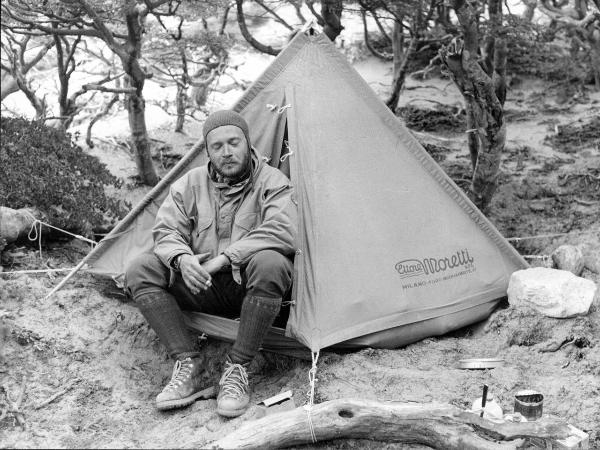 Ritratto - Uomo - Alpinista - Monzino, Guido - Patagonia cilena - Provincia di Ultima Esperanza - Ande patagoniche - Massiccio del Paine - Torri del Paine - Campo 2 - Tenda "Ettore Moretti"