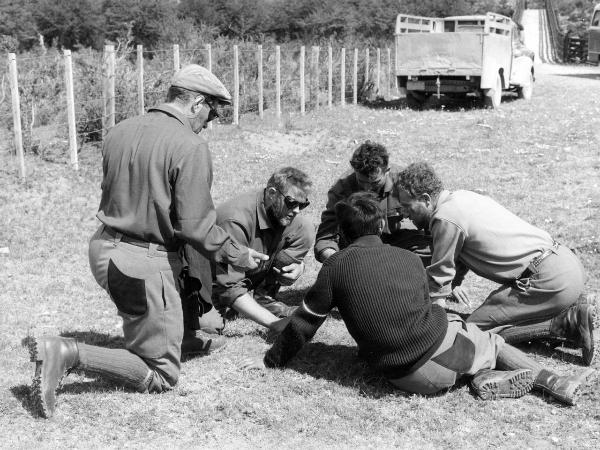 Ritratto di gruppo - Alpinisti - Carrel, Leonardo - Gobbi, Toni - Pellissier, Camillo - Pession, Pacifico - Pession, Pierino - Patagonia cilena - Provincia di Ultima Esperanza - Ande patagoniche - Massiccio del Paine - Torri del Paine - Campo base