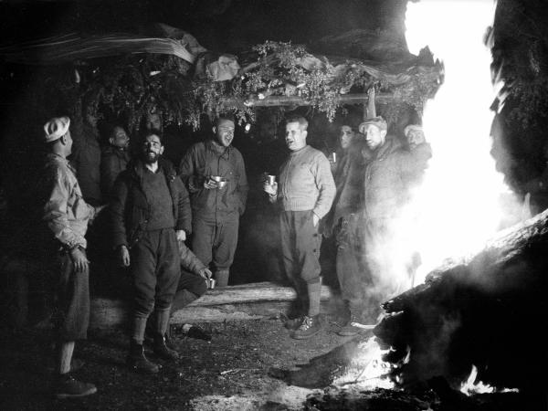 Patagonia cilena - Provincia di Ultima Esperanza - Ande patagoniche - Massiccio del Paine - Paine principale - Campo base - Uomini - Barmasse, Gino - Bich, Jean - Carrel, Marcello - Medico - Covacevich, Emilio - Monzino, Guido - Pellissier, Camillo