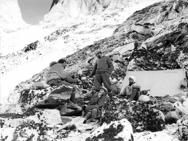 Patagonia cilena - Provincia di Ultima Esperanza - Ande patagoniche - Massiccio del Paine - Torri del Paine - Campo 4 - Alpinisti - Bich, Jean - Carrel, Marcello - Monzino, Guido - Pellissier, Camillo - Pession, Pierino