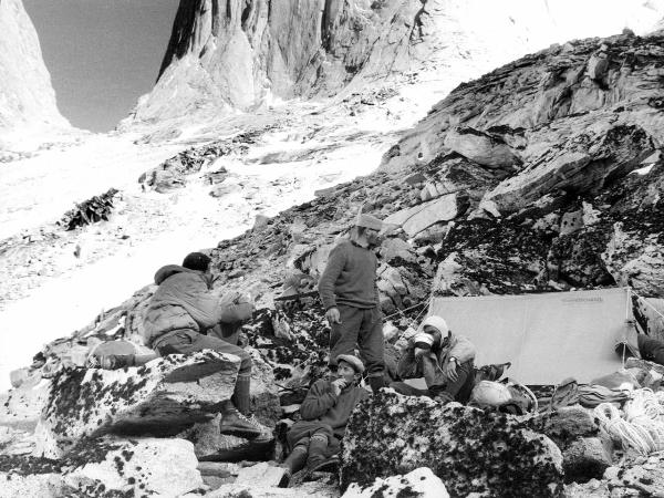 Patagonia cilena - Provincia di Ultima Esperanza - Ande patagoniche - Massiccio del Paine - Torri del Paine - Campo 4 - Alpinisti - Bich, Jean - Pellissier, Camillo