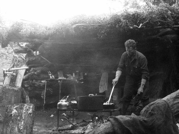 Ritratto - Uomo - Pession, Pacifico - Patagonia cilena - Provincia di Ultima Esperanza - Ande patagoniche - Massiccio del Paine - Paine principale - Campo base - "Cucina"