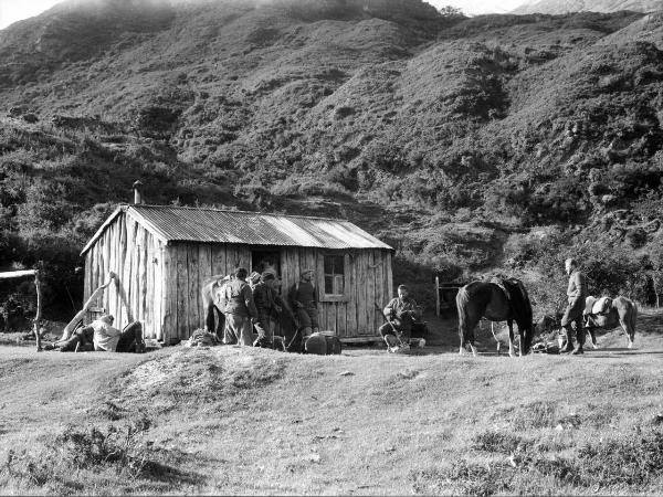 Patagonia cilena - Provincia di Ultima Esperanza - Ande patagoniche - Massiccio del Paine - Torri del Paine - Uomini - Barmasse, Gino - Gobbi, Toni - Monzino, Guido - Bivacco